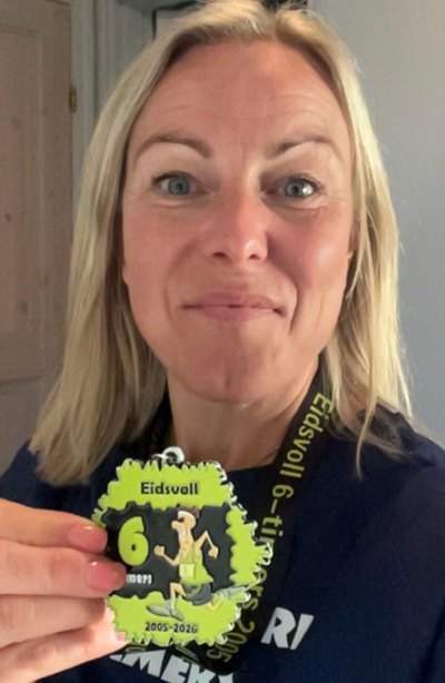 Silje Lund med medaljen fra Eidsvoll 6-timers 2026